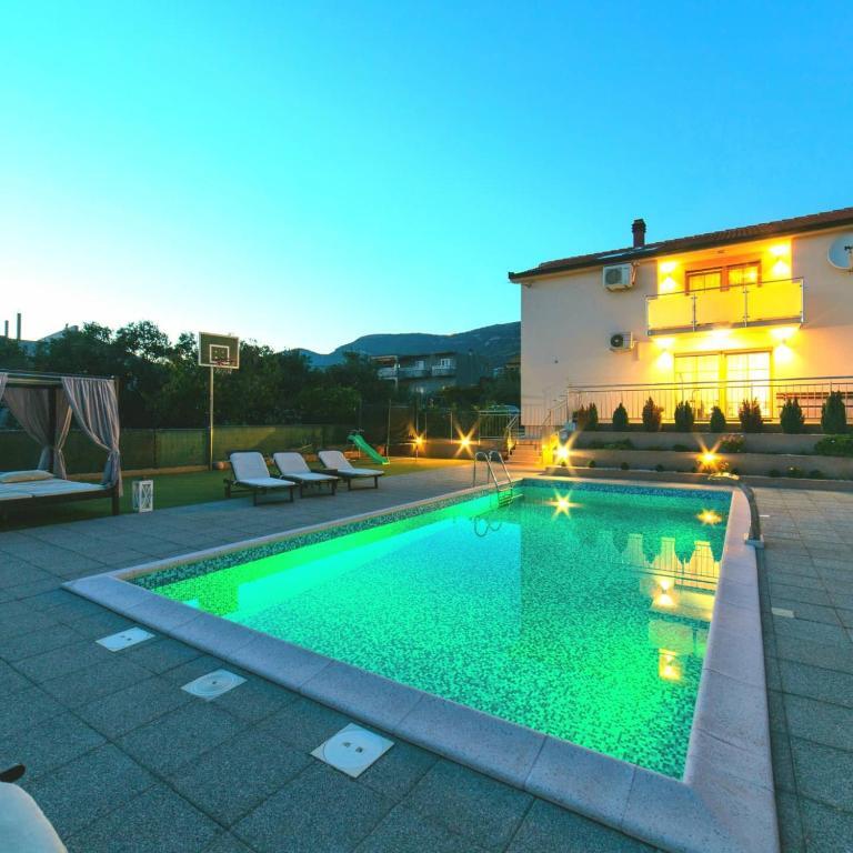 Holiday Home Mirador — 4-Star Luxury Hotel in Kastel Stari, Croatia
