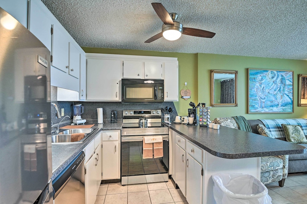 Murrells Inlet Condo with Ocean Views and Pool Access — 4-Star Luxury Hotel in Myrtle Beach, United States