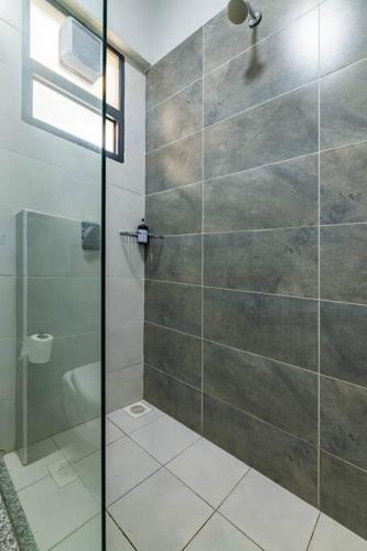 Modern Living 2 Br Near Yaya Gym & Pool