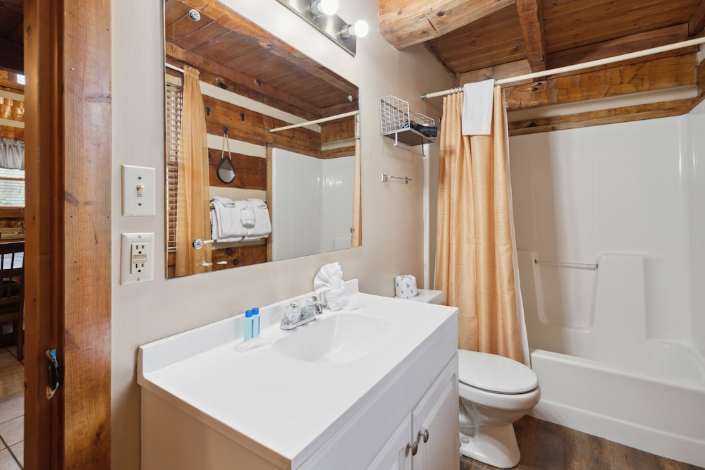 An Affair To Remember 1 Bedroom Cabin by Heavenly Views Resort - photo 14