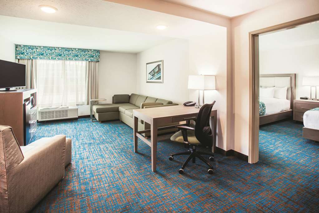 La Quinta Inn & Suites by Wyndham St. Paul Woodbury - photo 24