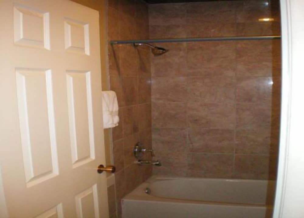 Economy Inn & Suites - photo 17