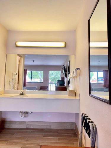 Regency Inn - photo 7