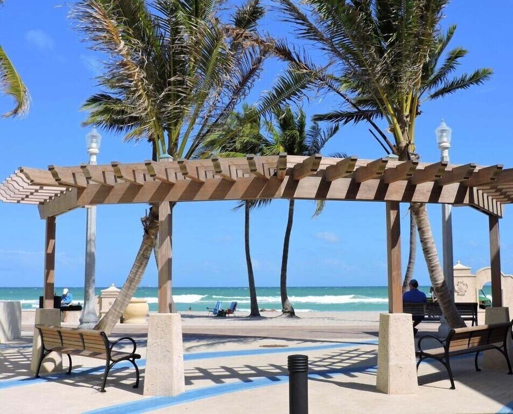 Windwood Beachside 303 on Hollywood Beach 3 2 for 8 Pool - photo 22