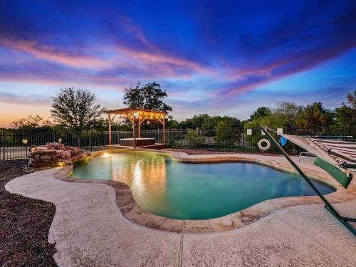 Modern Home 1 Acre Lot w Pool Patios Jacuzzi — 4-Star Luxury Hotel in Denton, United States
