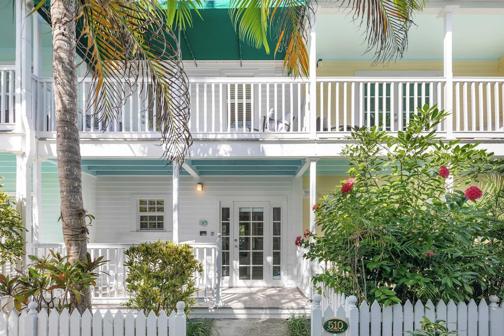 Bahamian Reed by Avantstay Walk to Everything w Community Pool Month Long Stays Only - photo 24