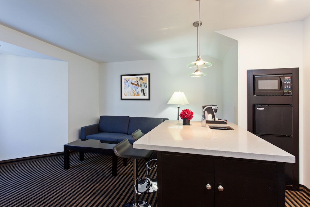 Holiday Inn Express Hotel & Suites Hollywood Walk of Fame by IHG - photo 7
