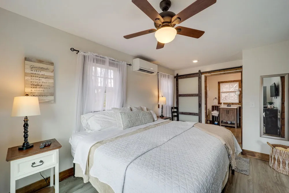 Hilltop Hideaway with Scenic Views and Hot Tub — hotel in West Jefferson