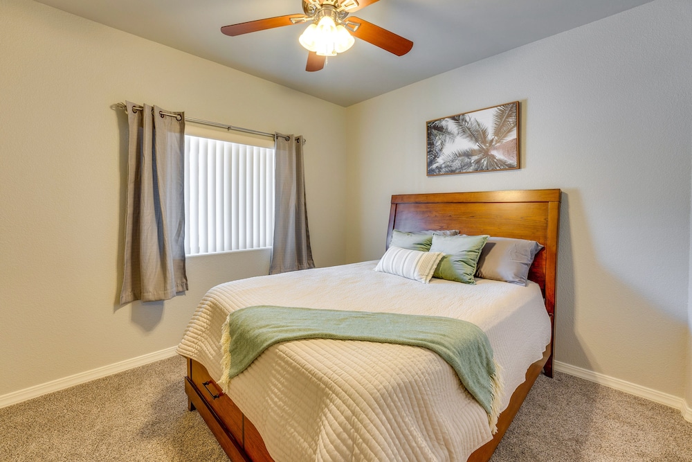 Beautiful Bullhead City Home Rental with Yard — 4-Star Luxury Hotel in Bridgehampton, United States