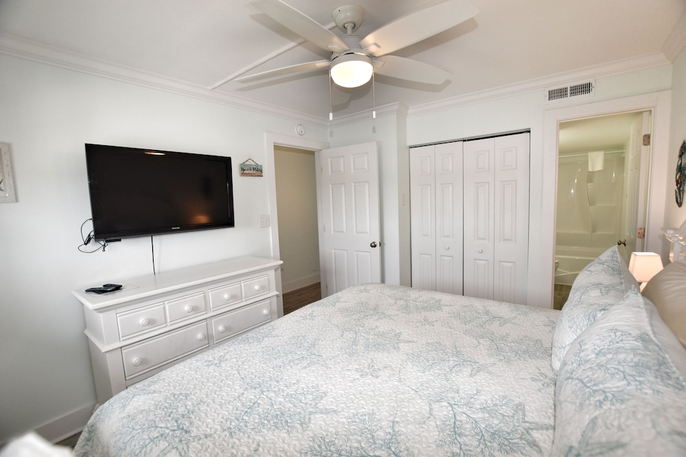 1109 Waters Edge Resort 1 Bedroom Condo by RedAwning - photo 5