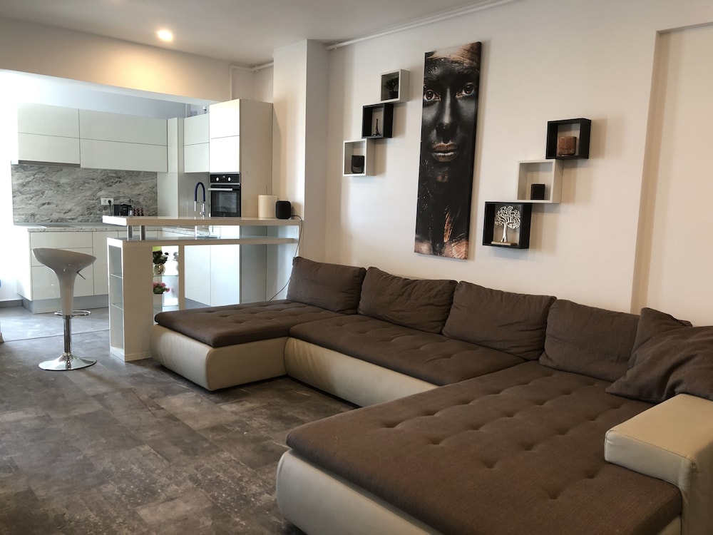 Luxury Westpark 2 Residence Lake View W6 — 4-Star Luxury Hotel in Bucharest, Romania