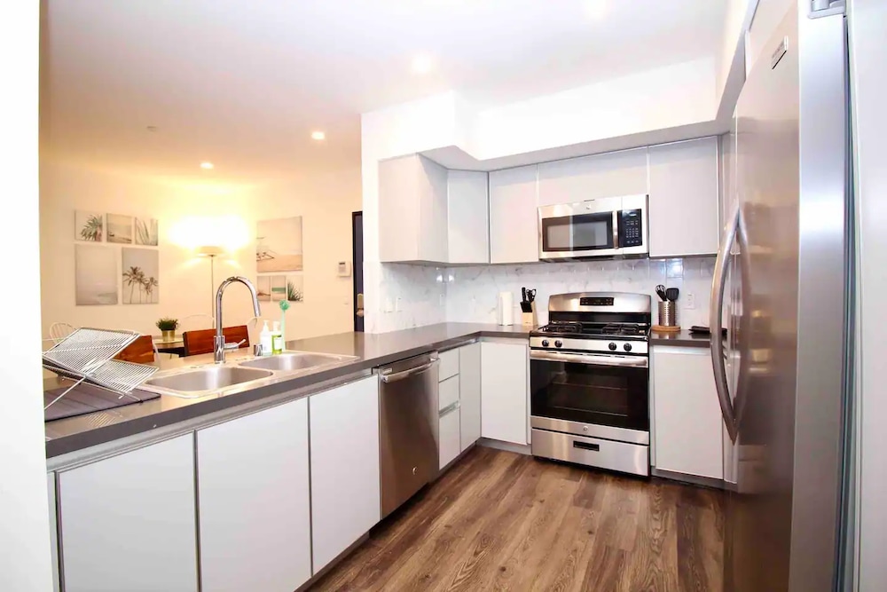 Los Angeles Premium City Suites Free Secured Parking - photo 12