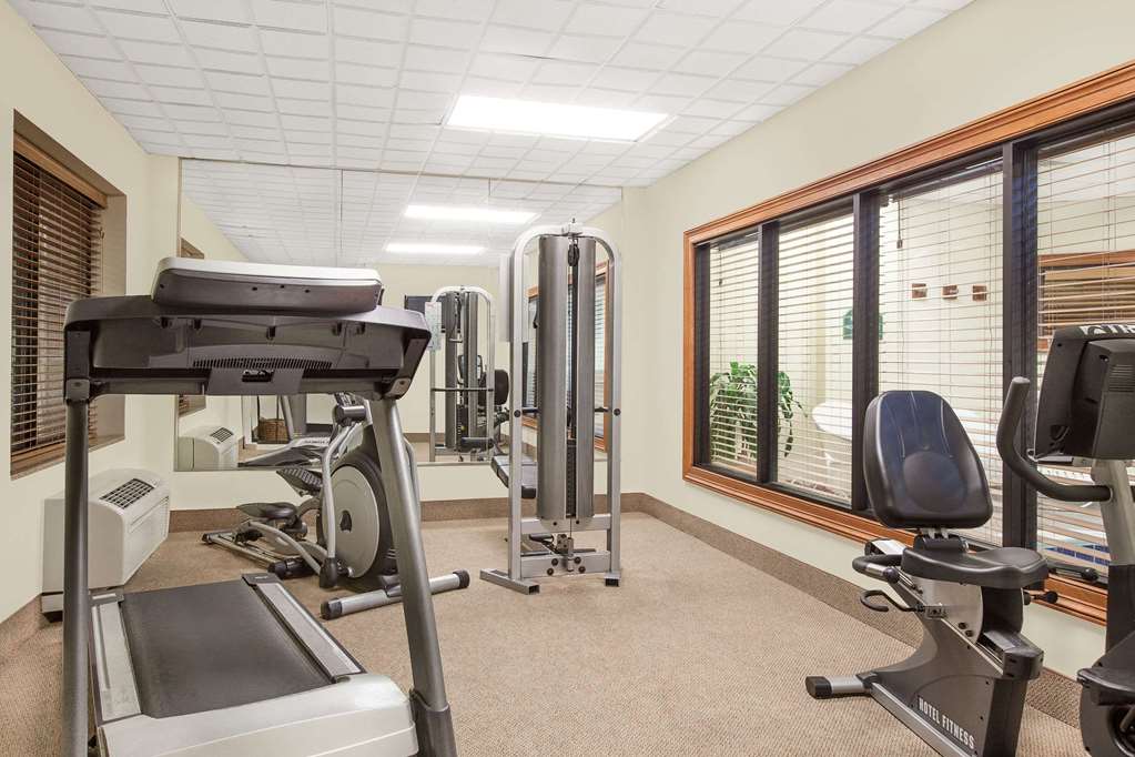 Wingate by Wyndham Lafayette Airport - photo 10