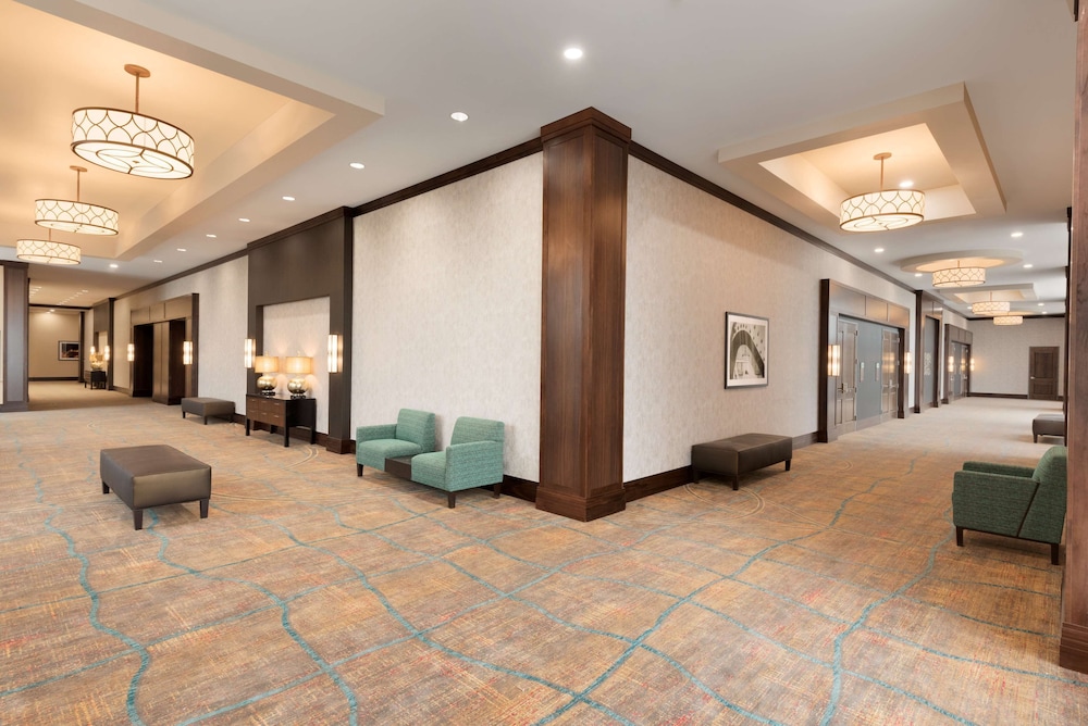 Embassy Suites by Hilton Chicago Naperville - photo 3