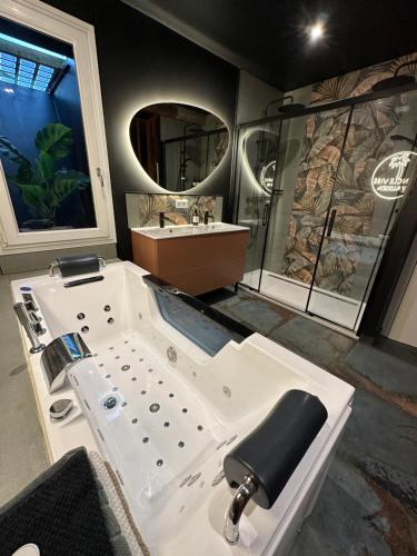 KLOOZIA Suites centre ville haut standing in Angouleme, France