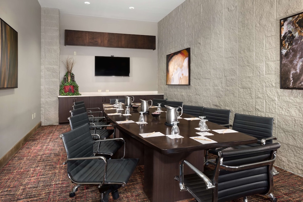 DoubleTree by Hilton Hotel Lawrence - photo 28