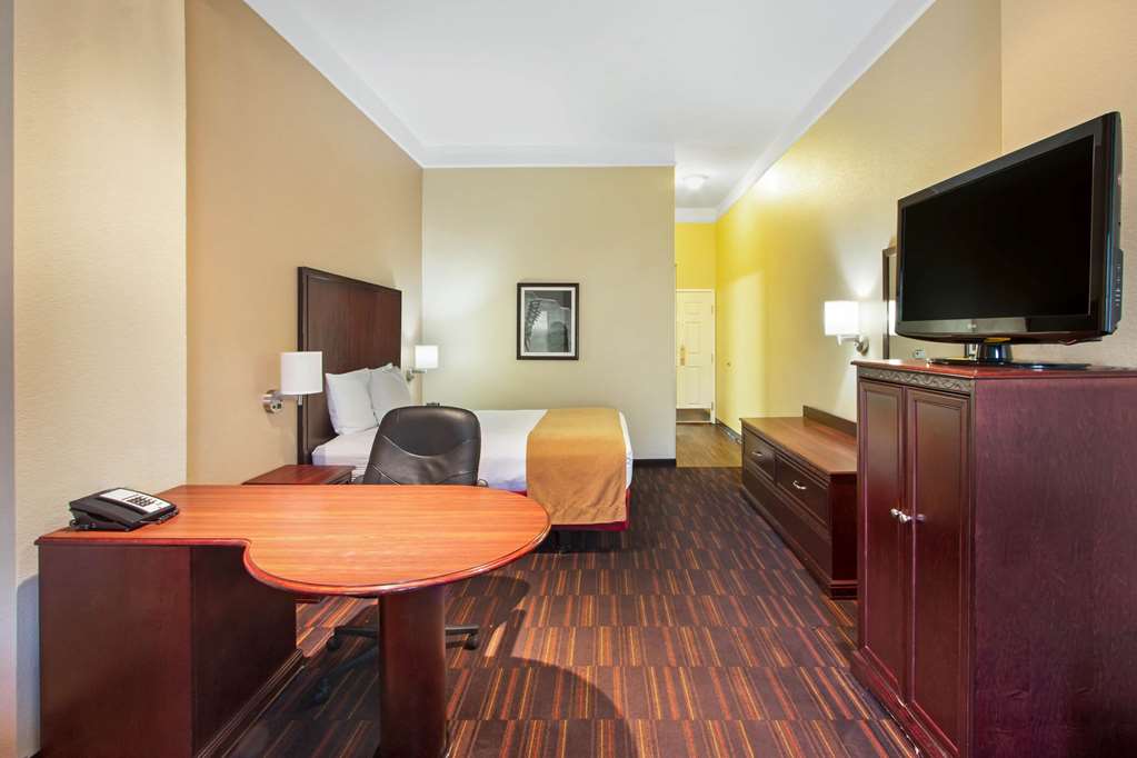 La Quinta Inn & Suites by Wyndham Albuquerque Midtown - photo 24