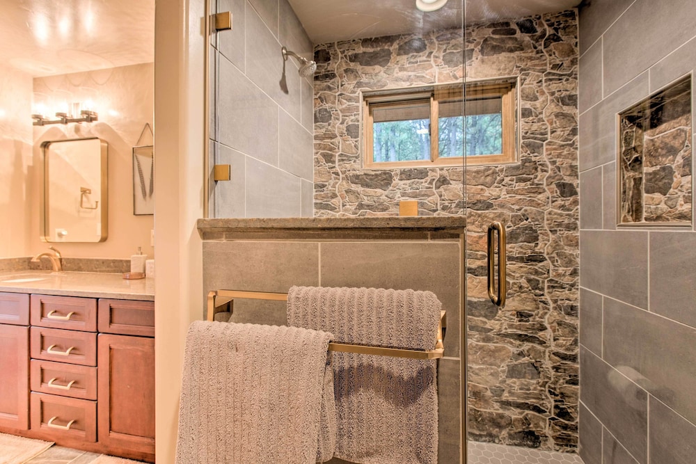Blue Spruce Cabin with Hot Tub And Resort Amenities - photo 7