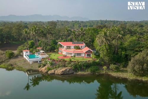 StayVista's Waterway Retreat Lakeside Oasis with Infinity Pool — hotel in Manor
