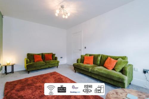 4 BR Home in Chester Sleeps 8 with Free Parking for Long and Short Stays — 4-Star Luxury Hotel in Chester, United Kingdom