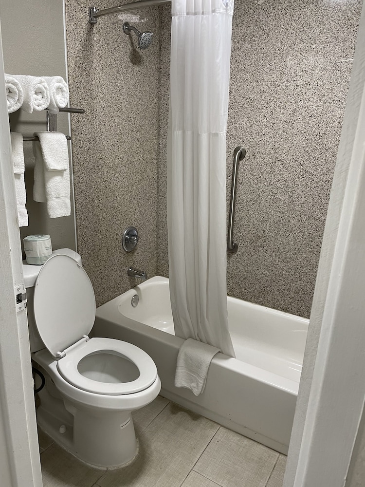 Days Inn & Suites By Wyndham Collierville Germantown Area - photo 24