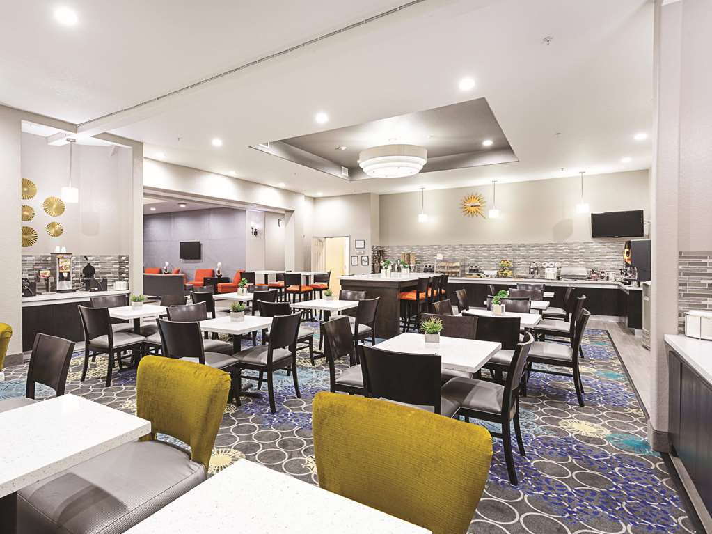 La Quinta Inn & Suites by Wyndham San Antonio Northwest - photo 18