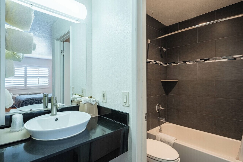 Coastal Valley Inn - photo 10