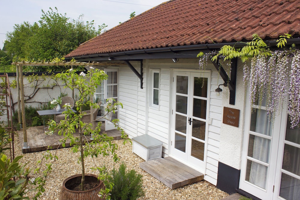 The Apple Shed - carbon neutral hotel in Exeter