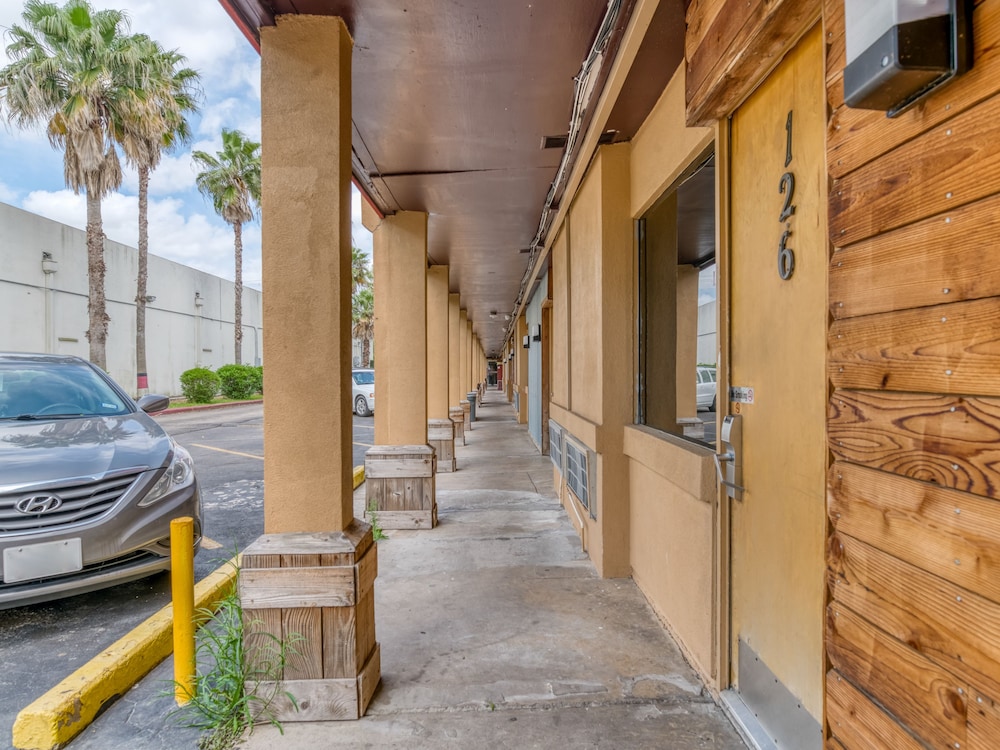 OYO Hotel Houston TX near Medical Center NRG Stadium - photo 27