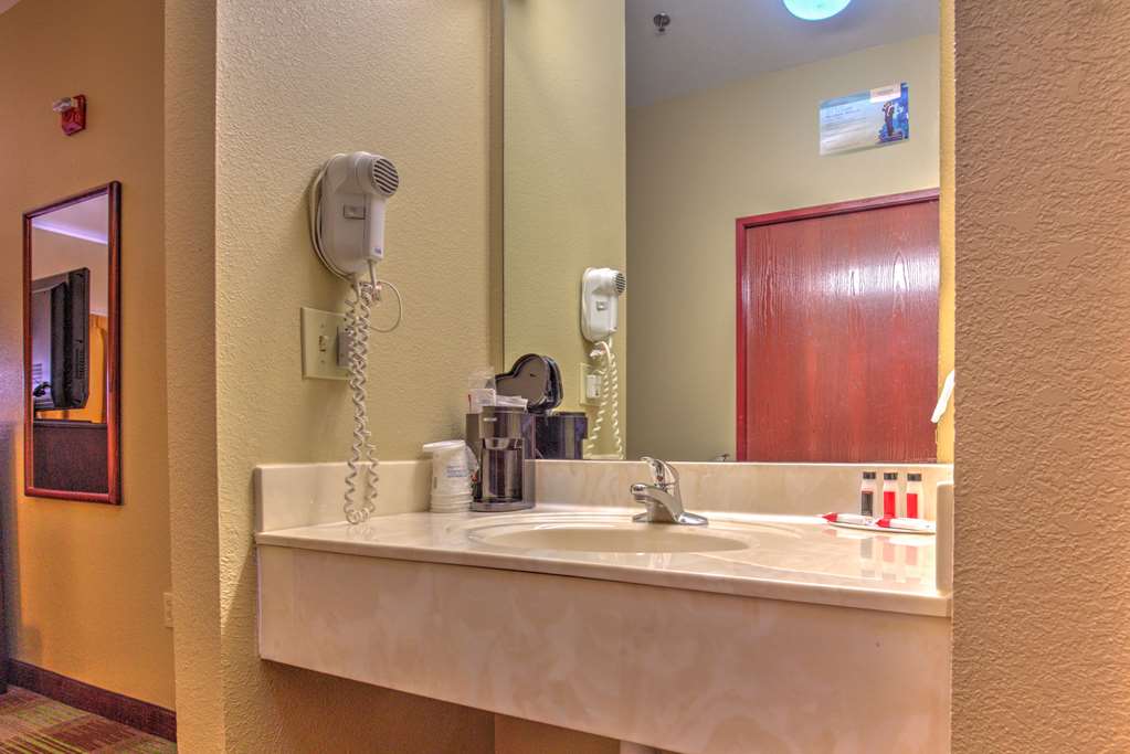 Super 8 by Wyndham Waterloo - photo 13
