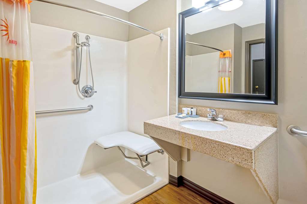 La Quinta Inn & Suites by Wyndham Oklahoma City Moore - photo 13