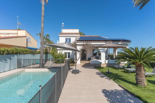 Exquisita Villa Frente al Mar — 4-Star Luxury Hotel in Sagunto, Spain