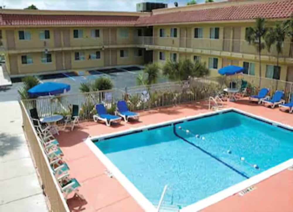 Motel6 Riviera Beach FL - photo 12
