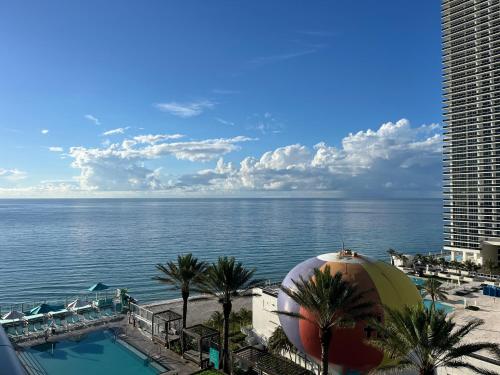 Modern Beachfront Condo with Stunning Ocean View — 4-Star Luxury Hotel in Hollywood, United States