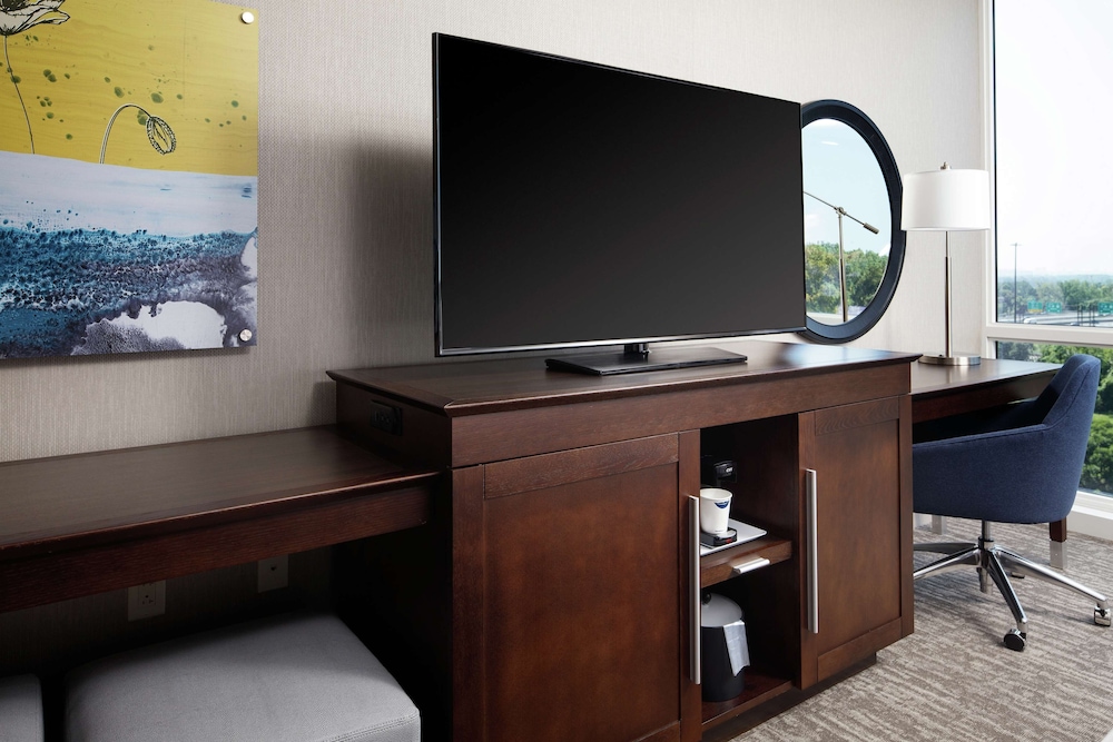 Hampton Inn & Suites Teaneck Glenpointe - photo 11