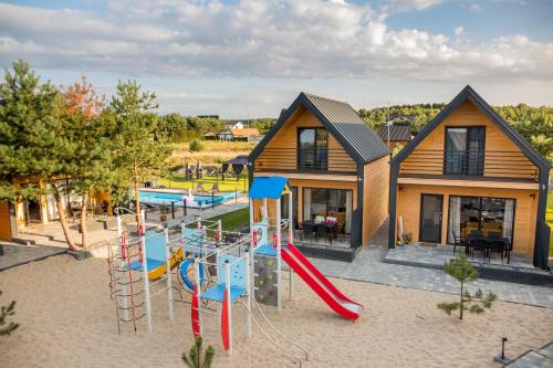 Huśtawka i Hamak Domki z basenem nad morzem Ustka — 4-Star Luxury Hotel in Ustka, Poland