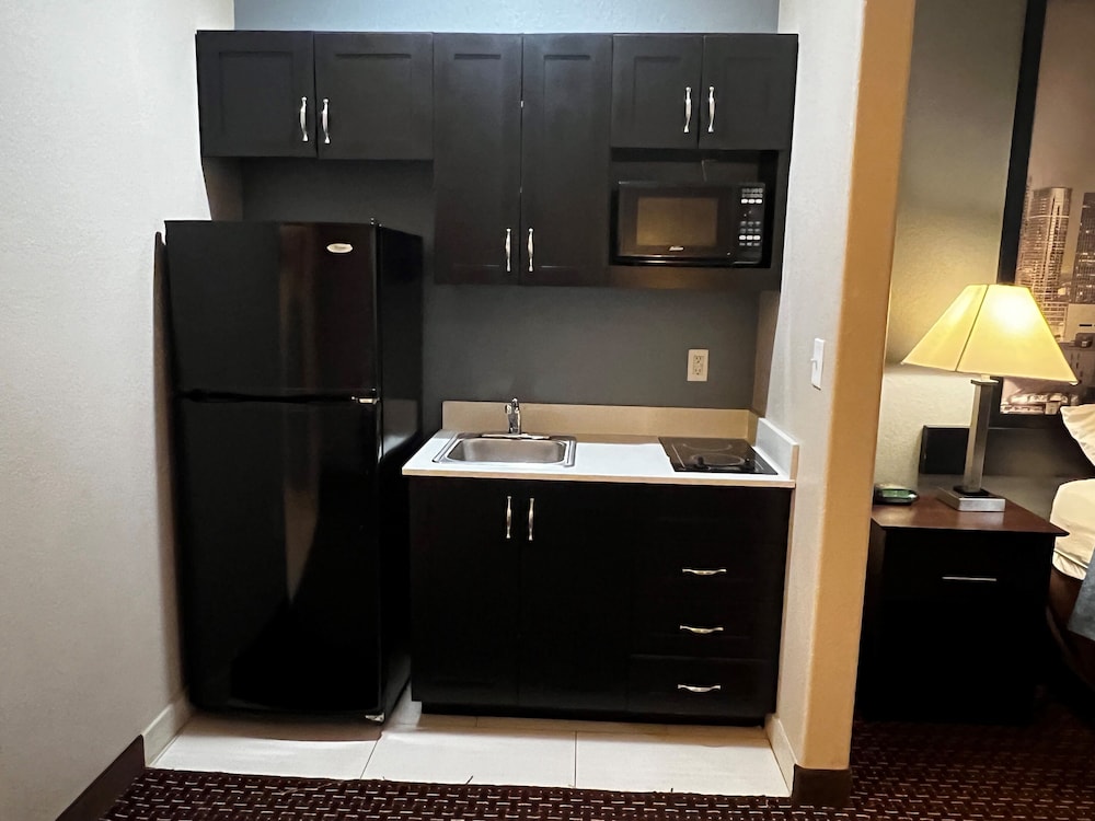Super 8 by Wyndham Center - photo 12