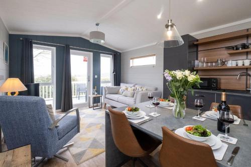 Savannah Lodge Aldeburgh Coastal Cottages — 4-Star Luxury Hotel in Aldeburgh, United Kingdom