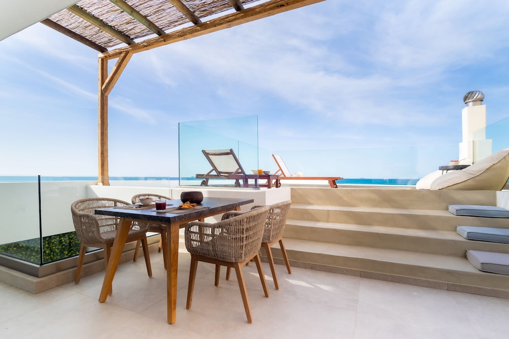 Wave Suite By the Sea — 4-Star Luxury Hotel in Hersonissos, Greece