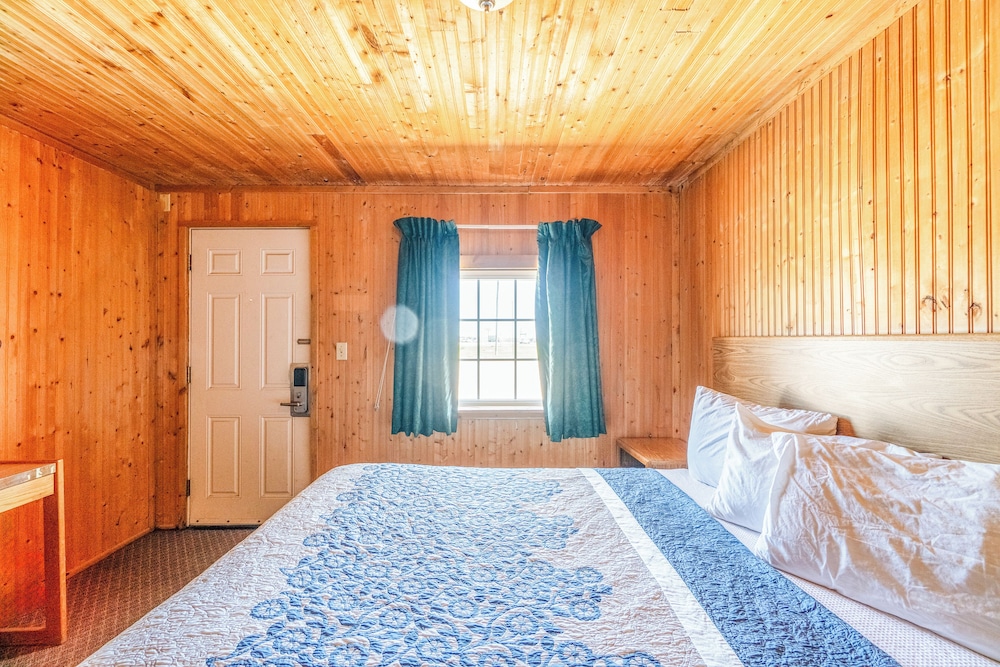 Green Acre Motel by OYO Near Rush County Airport - photo 13