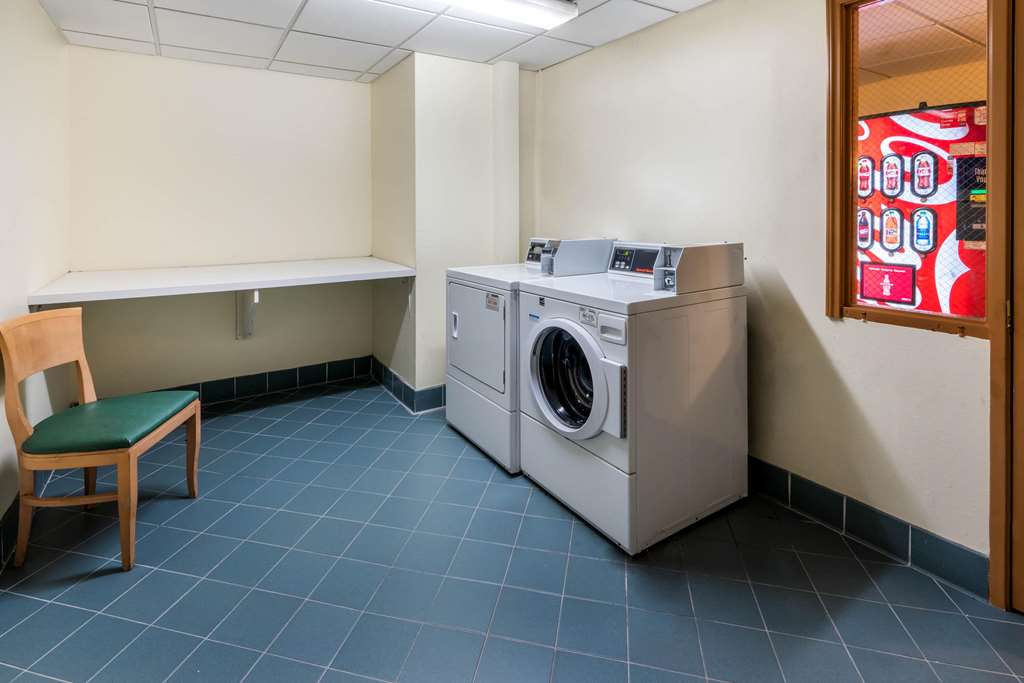 La Quinta Inn & Suites by Wyndham Phoenix West Peoria - photo 28