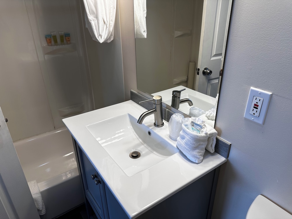 The Coastal Inn and Suites - photo 151