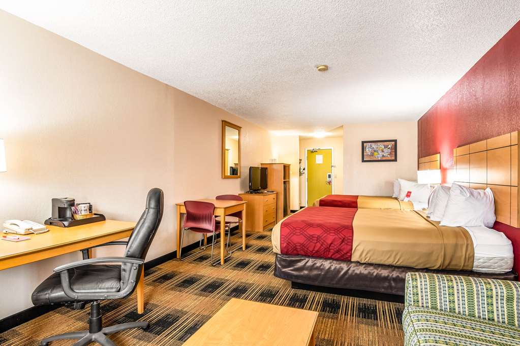 Econo Lodge Topeka at Wanamaker - photo 18