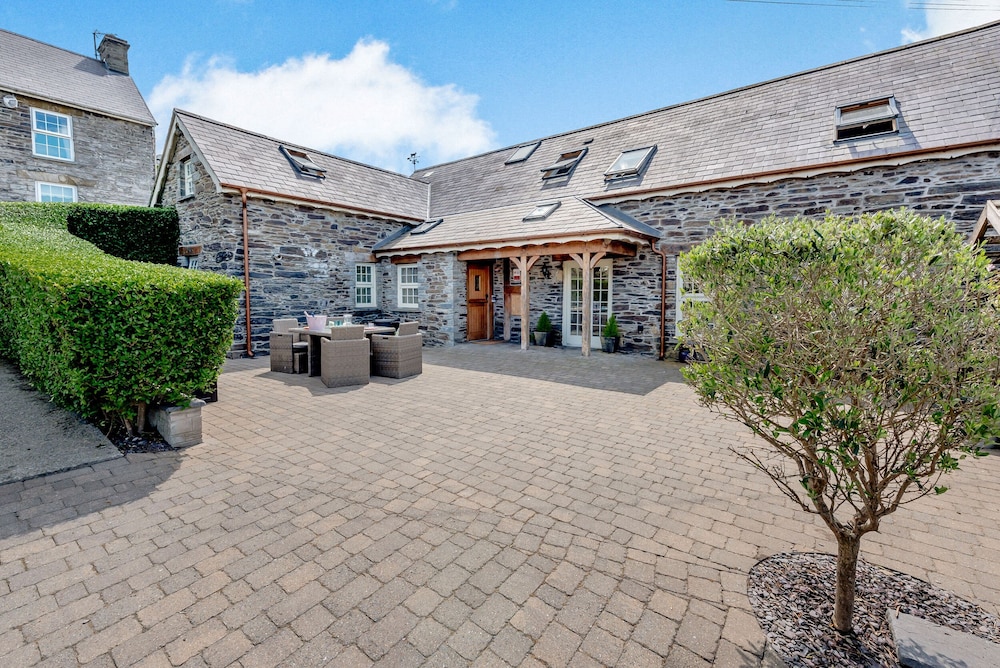 Ysgubor Uchaf — 5-Star Luxury Hotel in Newcastle Emlyn, United Kingdom