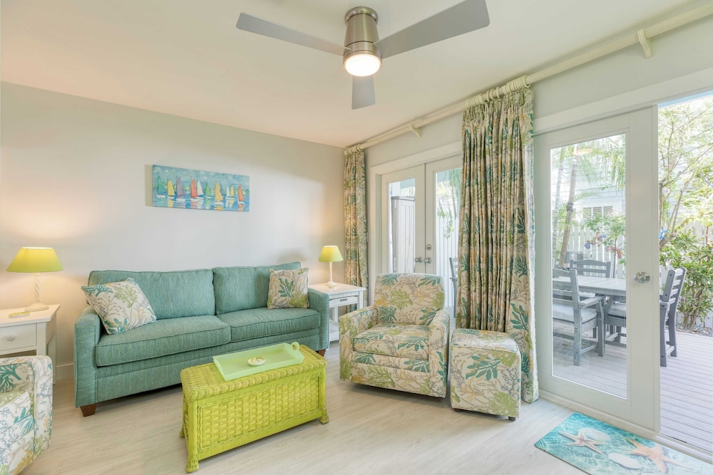 Bahamian Reed by Avantstay Walk to Everything w Community Pool Month Long Stays Only - photo 3