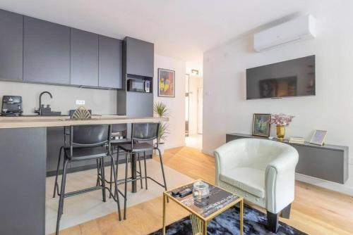 Bright Urban Cukor Suite Balcony Free Parking Near Arena & Jarun — 4-Star Luxury Hotel in Zagreb, Croatia