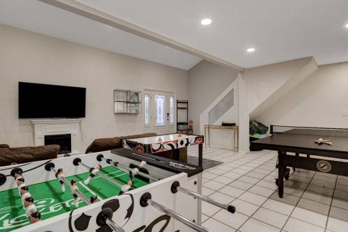 Beautiful 5BR w King Beds Pool & Hot Tub Games