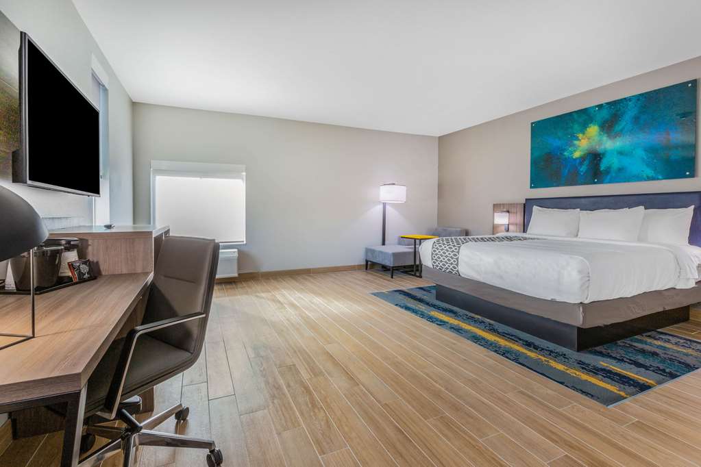 La Quinta Inn & Suites by Wyndham Galveston West Seawall - photo 16