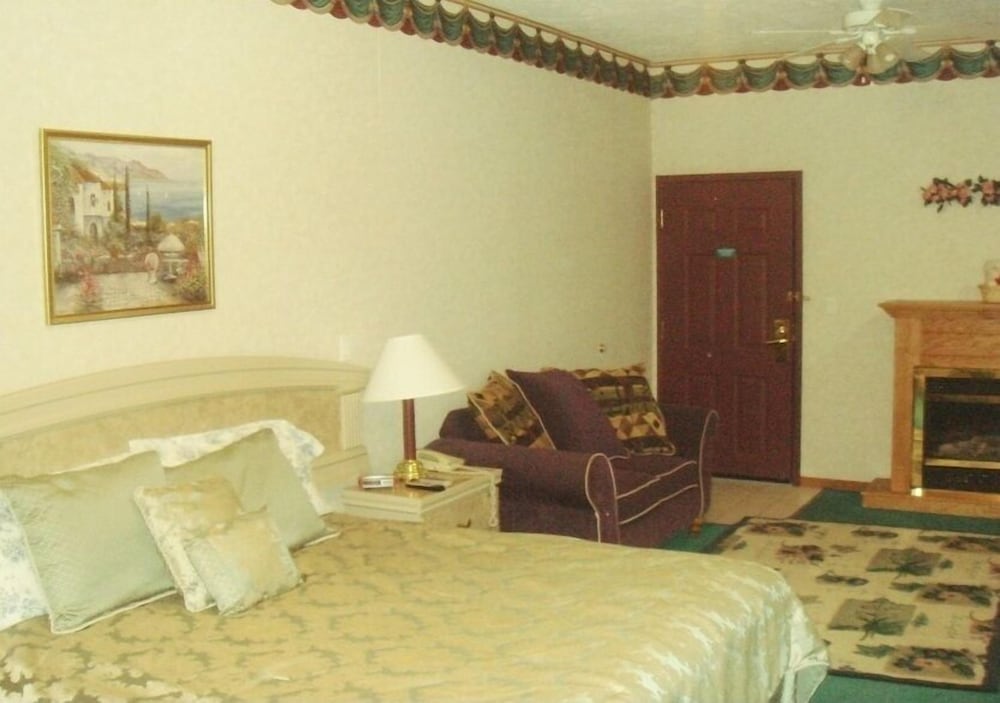Townhouse Inn & Suites - photo 3