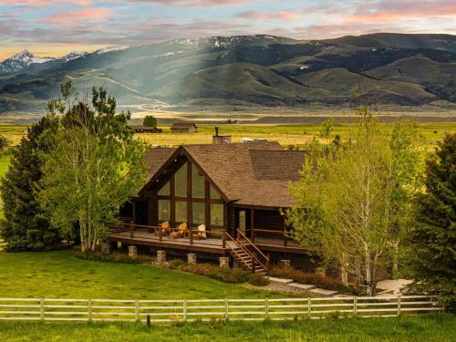 The Chalet — 4-Star Luxury Hotel in Livingston, United States
